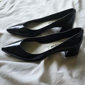 Black pointed toe low heel shoe